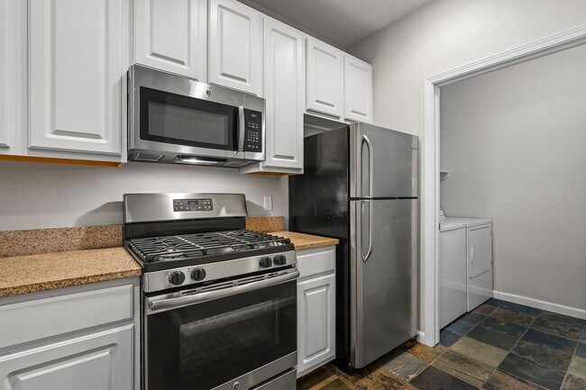 Building Photo - Beautiful 2-bedroom, 2 bath Condo in Gated...