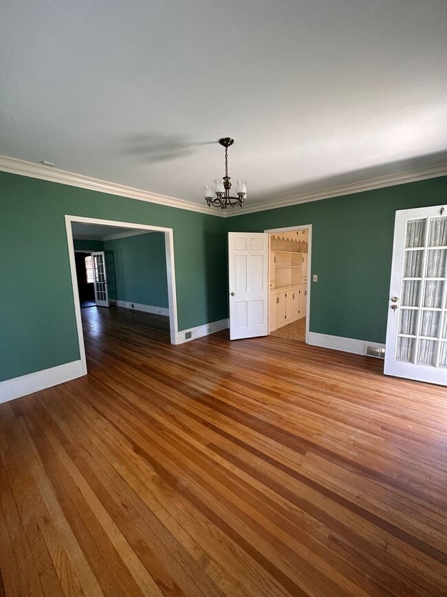 Building Photo - 3 Bed 2 Bath Brick Home with Fenced in Backyard and Additional Living Space