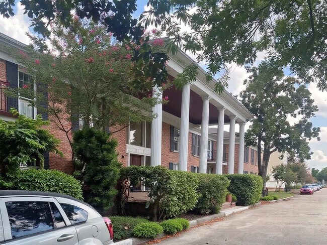 Building Photo - 2822 Briarhurst Dr