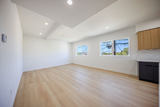 Building Photo - 2847 S Victoria Ave