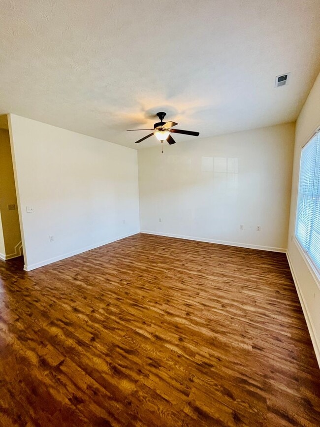 Building Photo - 3 Bedroom, 2.5 Bath Townhouse in Wellington Park