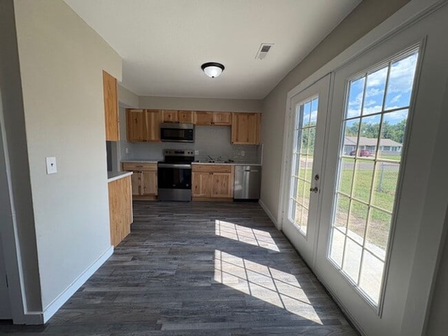 Building Photo - Beautifully Updated 2-Bedroom Duplex with ...