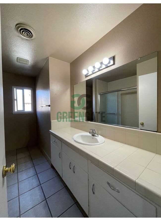 Building Photo - Charming 3 Bedroom 2 Bath Modesto home ava...