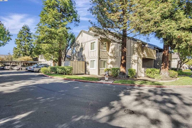 Building Photo - 1101 Lakeview Cir
