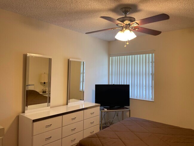 Building Photo - 705 Normandy Ln