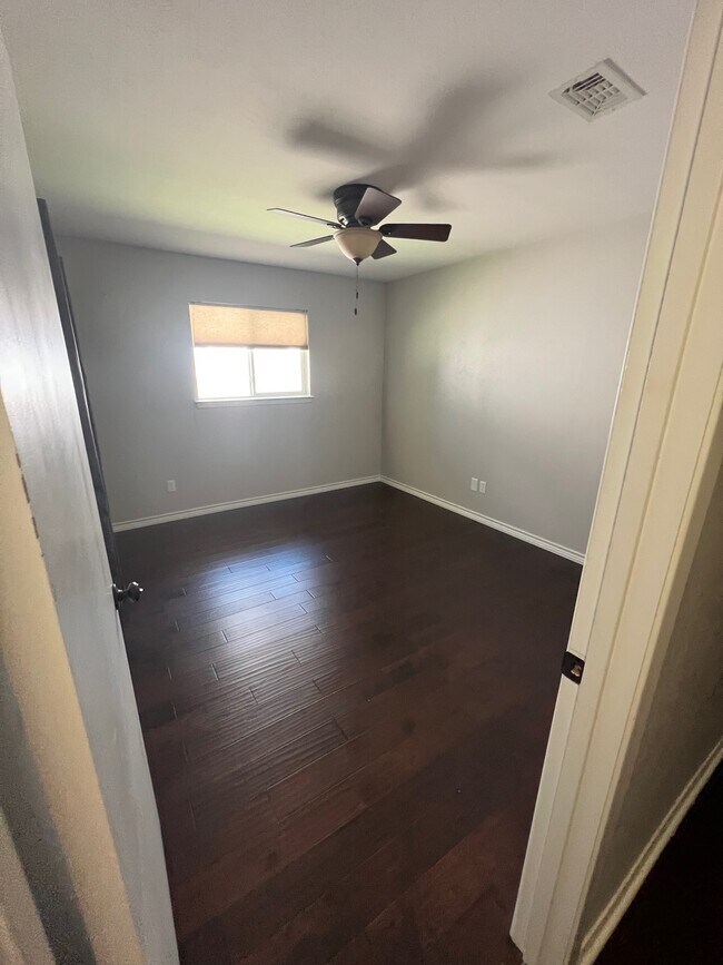 Building Photo - 1821 E Cedar Elm Dr