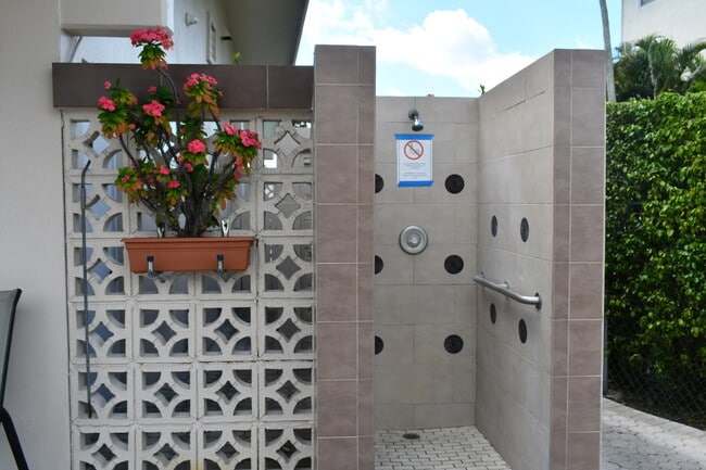 Building Photo - 2721 Garden Dr N