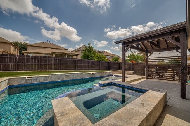 Building Photo - GORGEOUS 3-BEDROOM HOME WITH SPARKLING POOL
