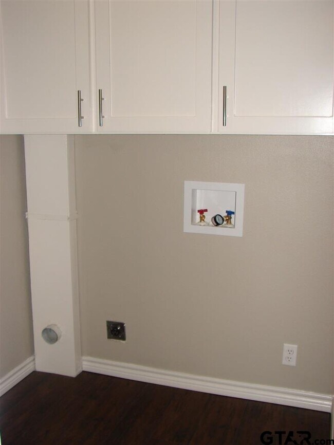 Building Photo - 419 Top Hill Dr