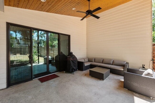 Building Photo - 1005 Cardinal Ln