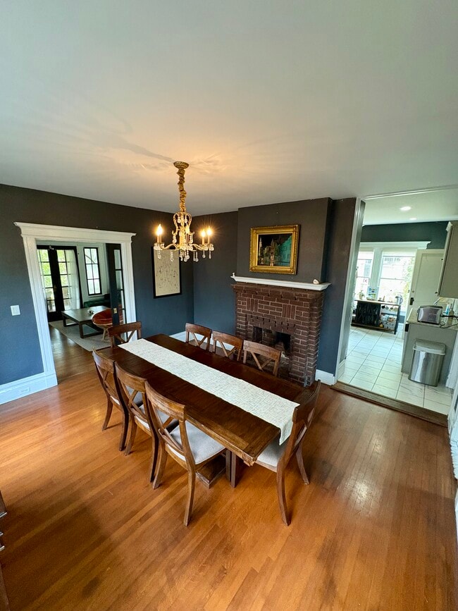 Building Photo - 2043 Dellwood Ave