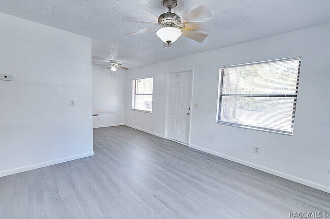 Building Photo - 512 long ave