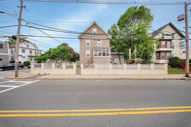 Building Photo - 533 Boston St