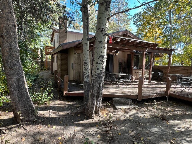 Building Photo - Large furnished 4 bedroom home with 2 car ...