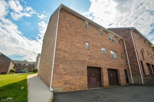 Building Photo - 322 Richard Mine Rd