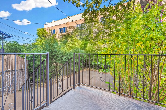 Building Photo - Spacious and Bright Renovated Parlour 2 BR/1BA with  Exclusive Backyard Access