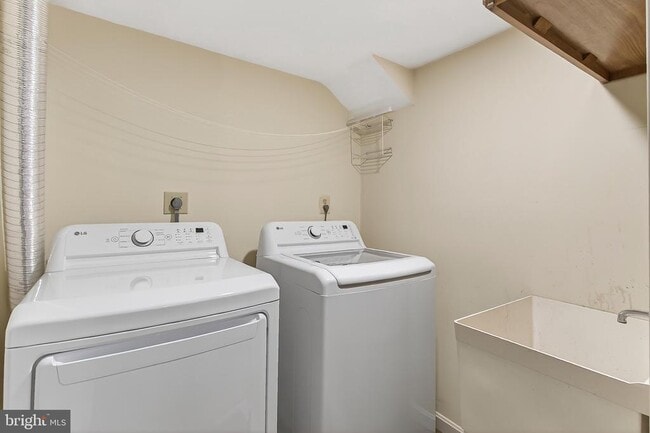 Building Photo - 4021 Lake Glen Rd