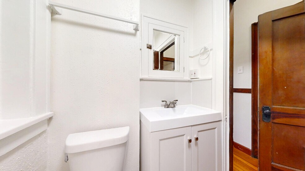 Building Photo - 3704 Fairview Ave