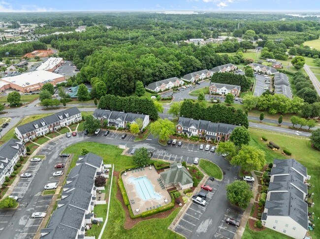 Building Photo - Your Perfect Townhome Is Here!