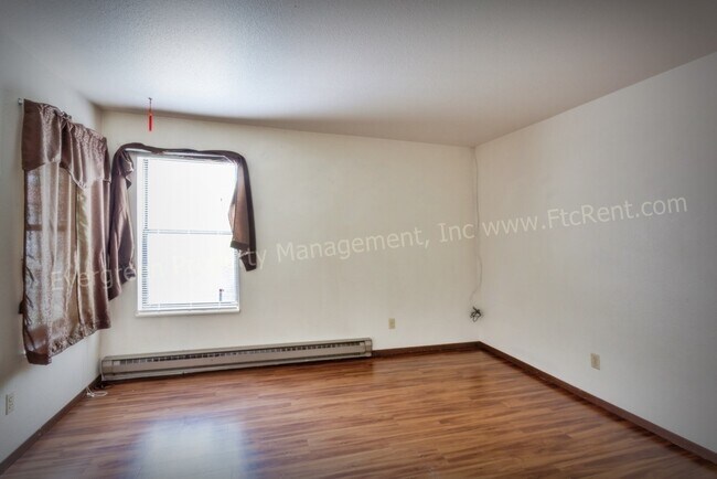 Building Photo - 904-906 Camelot Ct.