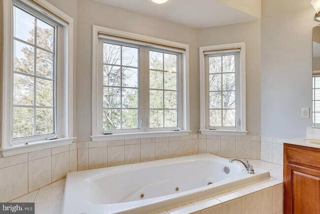 Building Photo - 40440 Milford Dr