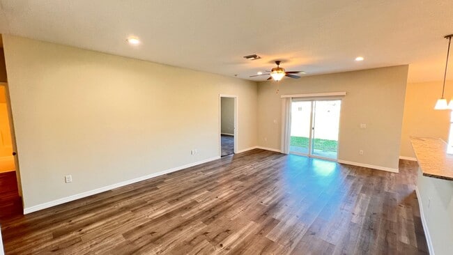 Building Photo - DISCOVER THE BEAUTIFUL 2 Bd/2Ba Duplex in Sebring!!