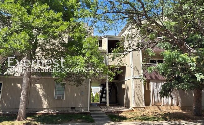 Building Photo - 2 Bed/1 Bath Condo with Off-Street Parking / Available Now!