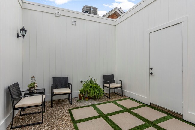 Building Photo - 1815 Saxony Ln