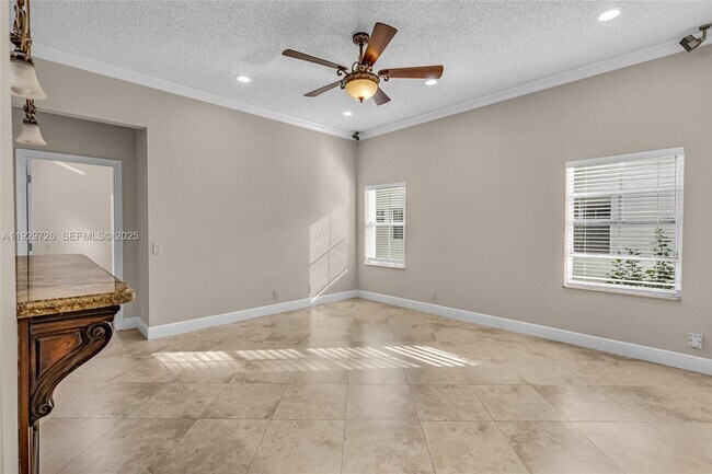 Building Photo - 949 Tanglewood Cir