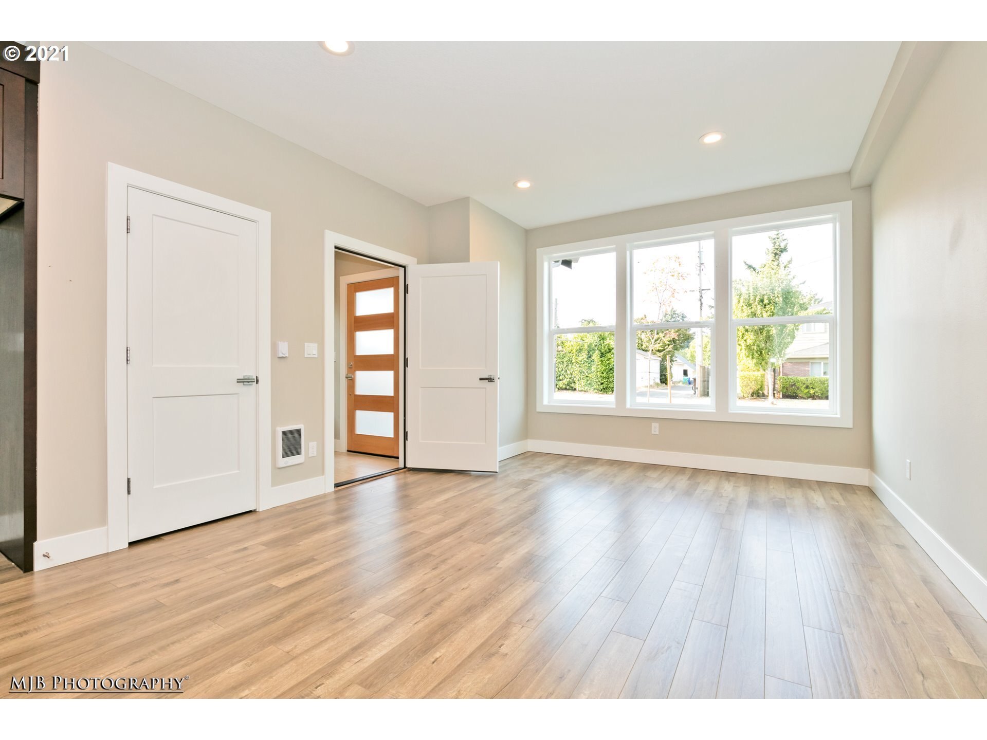 living room/entry - 2834 NE Killingsworth St