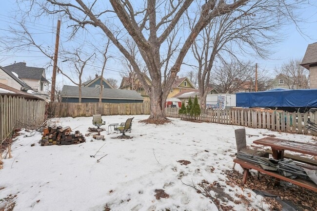 Building Photo - 661 Surrey Ave E