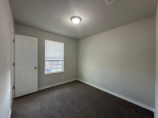 Building Photo - Town home for rent