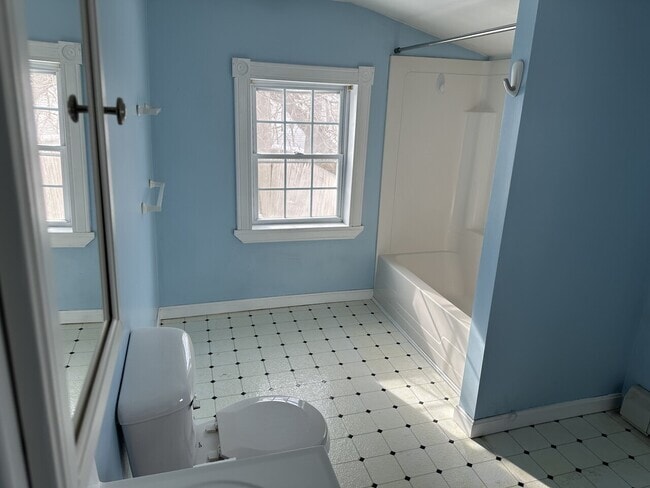 Building Photo - 208 Grove St