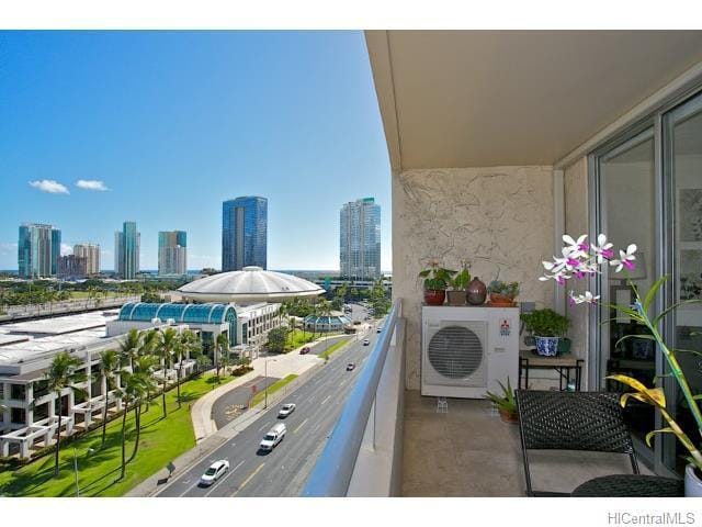 Building Photo - Roya Court Furnished 1 bed, 1 ba, 1 parkin...