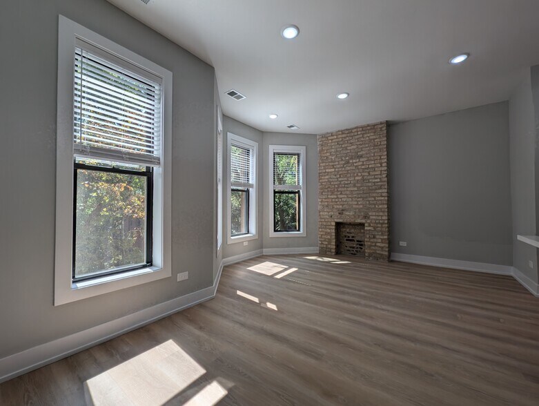 Building Photo - 423 W Belden Ave