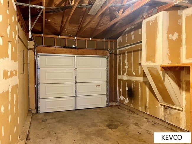 Building Photo - Incredible House and Yard!