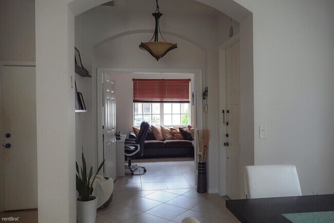 Building Photo - 4 br, 3 bath Townhome - 4253 SW 124th Ter