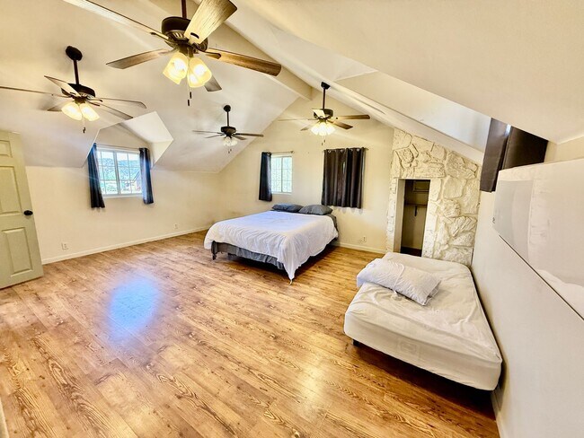 Building Photo - 4-BR Home with Horse Privileges in Apple Valley