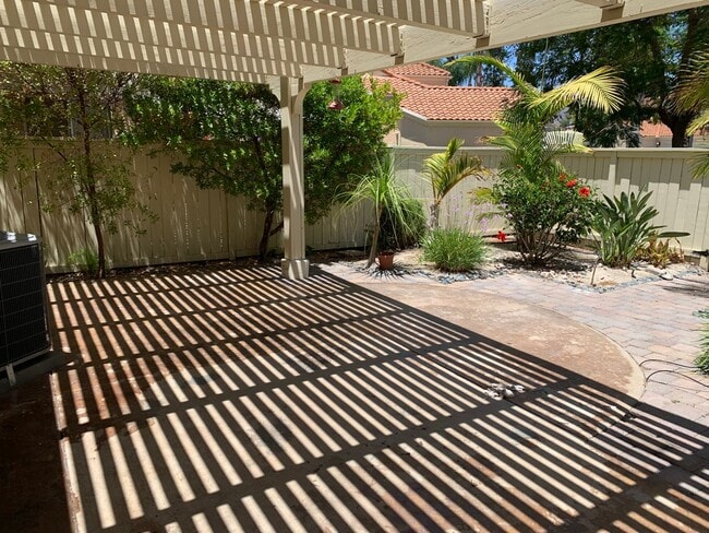 Building Photo - Eastlake : 2 bed, 2.5 bath vaulted ceiling...