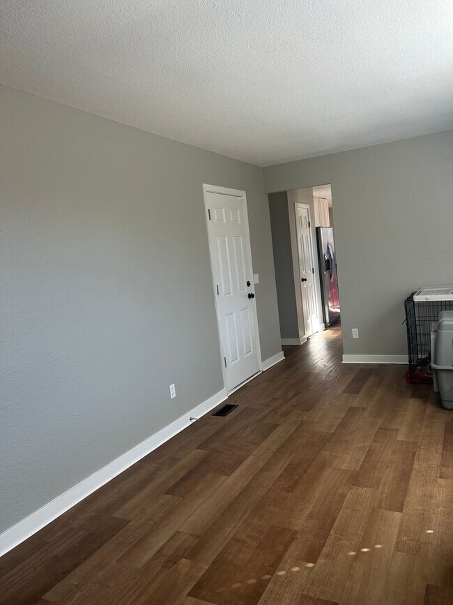 Building Photo - Single Family 3 bedroom, 1.5 bath