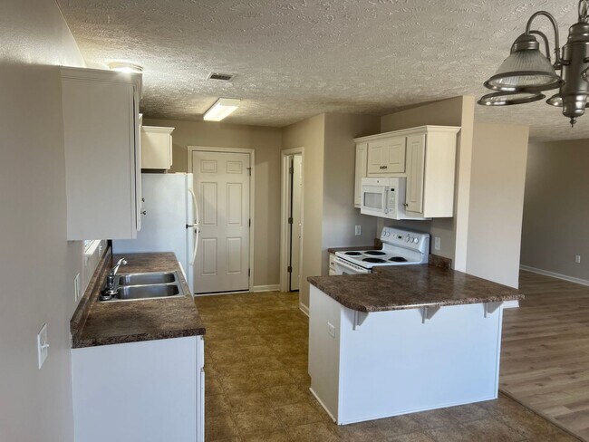 Building Photo - Charming 3 Bed 2 Bath Home