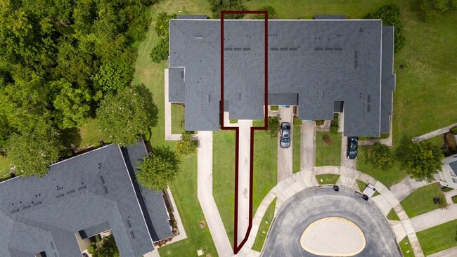 Building Photo - Town House 3 Bedroom and /2.5 Bathrooms. At Lee Vista area gated Community.