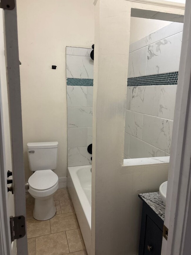 Building Photo - Very Cozy!