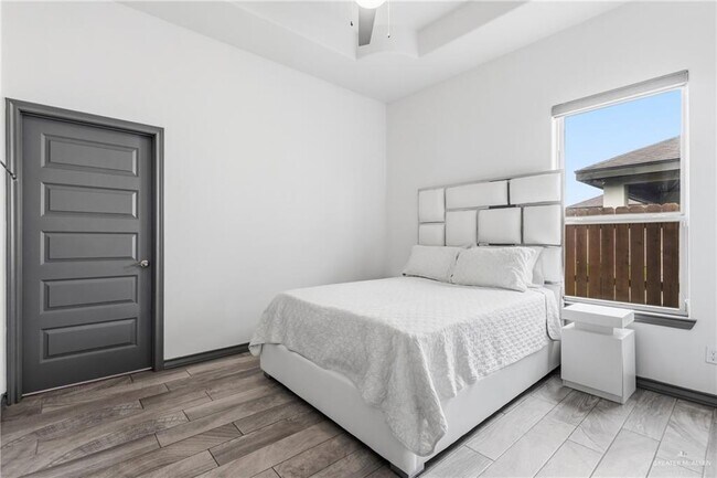 Building Photo - 19 W Red River Ave