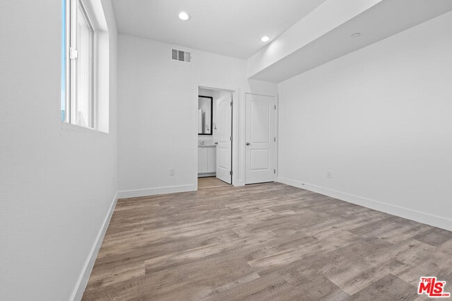 Building Photo - 603 W 41st Pl