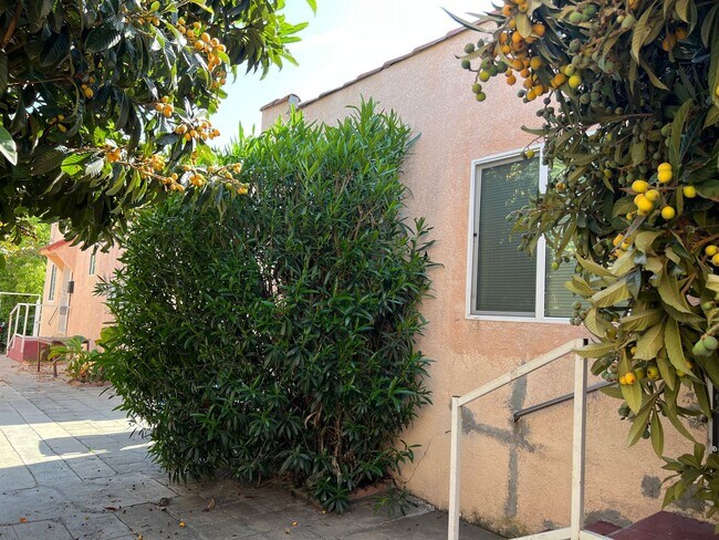 Building Photo - 5223 De Longpre Ave