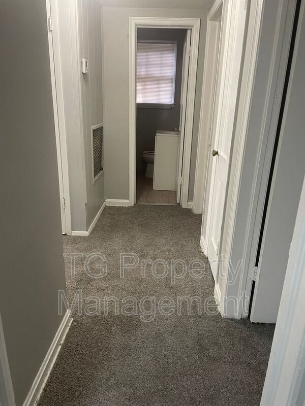Building Photo - 1242 Kenmore St