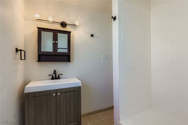 Building Photo - 663 D