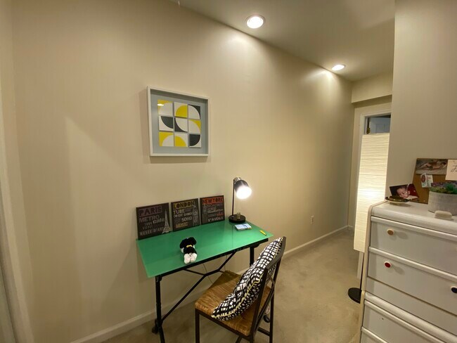 Unit # 1 - 5102 Warren Plz NW