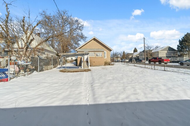 Building Photo - 2 Bed 1 Bath Single Family Home on The Nor...